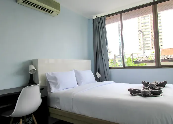 420 Hostel - Ekkamai Buds & Beds